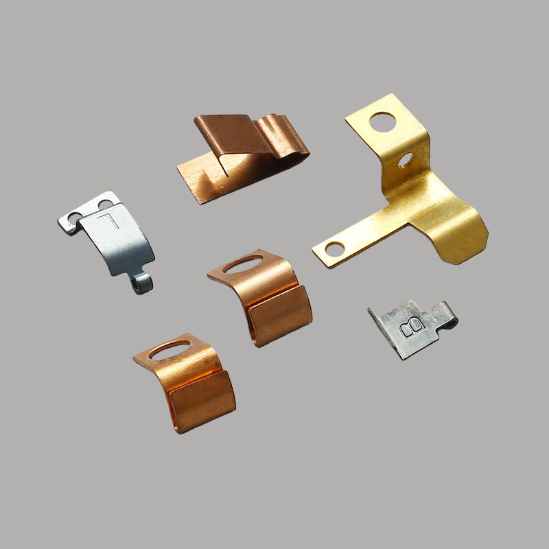 Why can flat metal clips provide stable and reliable clamping force in tiny spaces?